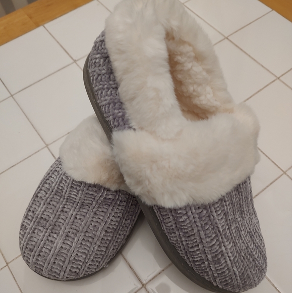 Cozy Gray Women's Slippers , New - Picture 1 of 6